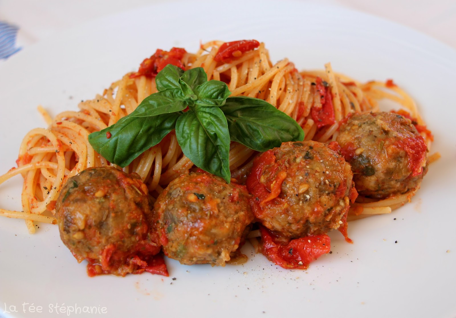 Boulettes vegan et spaghetti à la sauce tomate comme en Italie