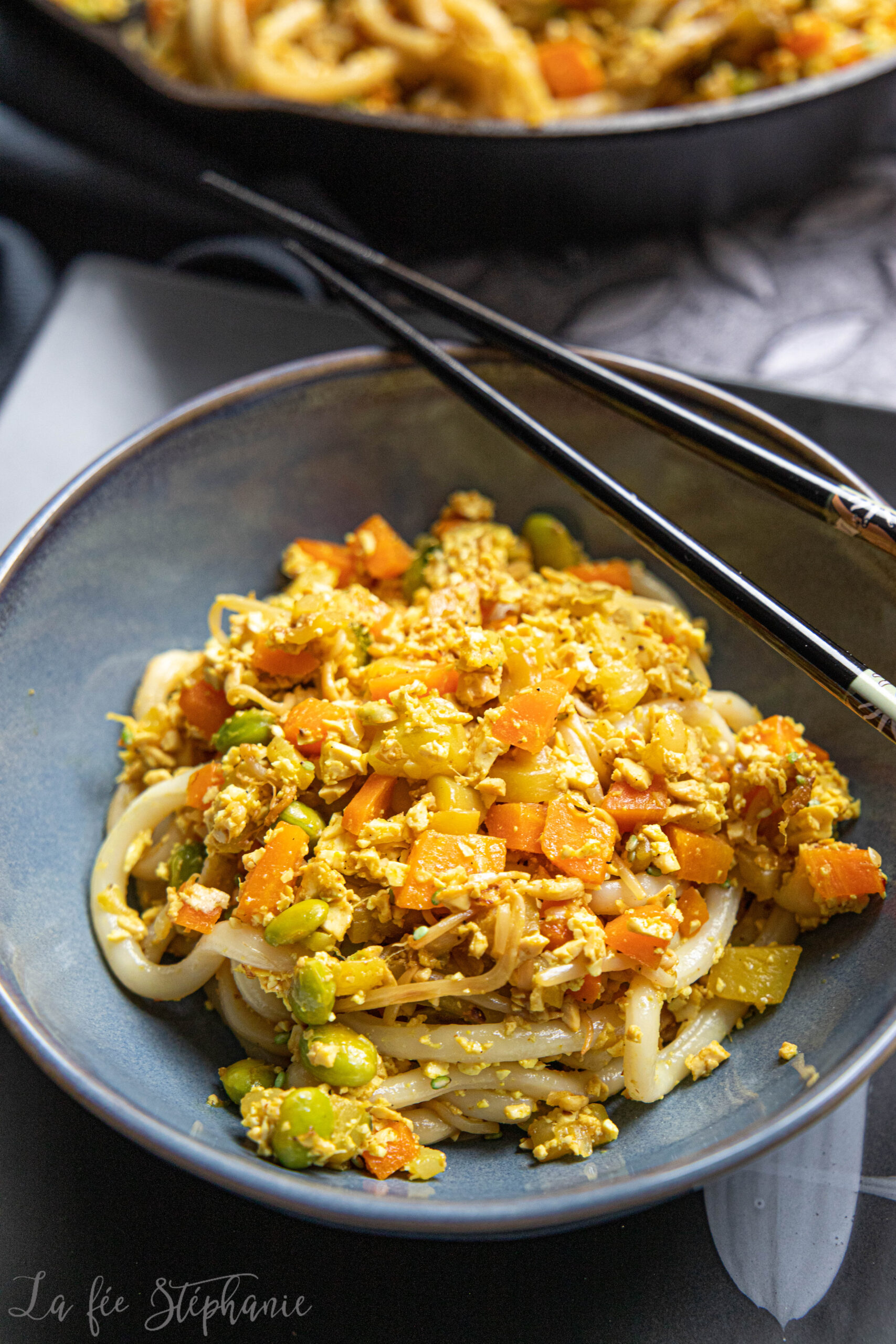 Wok de nouilles udon aux légumes croquants
