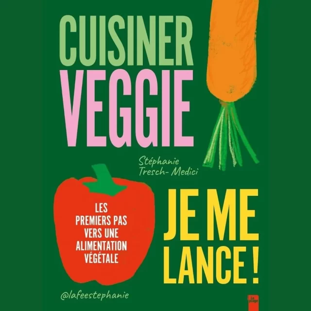 🎉🎉 Il paraît le 28 août, "Cuisiner veggie, je me lance", mon nouveau livre aux @editionslaplage !! 🎉🎉

C'est toujours une grande émotion pour moi quand un de mes livres paraît. Je devrais être habituée car c'est mon douzième livre, mais je suis heureuse comme au premier et je compte les jours comme les enfants attendent Noël !

Ce livre est un peu particulier et change des précédents, mais pourquoi ?

Les recettes ne sont pas toutes vegan, ne poussez pas de hauts cris, je vais vous expliquer pourquoi. Dans un monde idéal, oui j'aimerais tellement que viande, poisson et autres produits d'origine animale soient complètement éliminés de nos menus. En pratique, je sais très bien que c'est impossible. J'ai été carnivore des années et végétarienne des années aussi avant de devenir vegan. J'ai parcouru mon chemin à mon rythme, petit à petit, comment prétendre des autres qu'ils changent leurs habitudes du jour au lendemain ? Ce serait bien égoïste de ma part !!

À qui est destiné ce livre ? Ce livre est vraiment pour tous. Que vous ayez une alimentation traditionnelle, végétarienne ou vegan, que vous vouliez devenir végétarien, vegan ou tout simplement manger moins de viande et de poisson, je vous aide au quotidien et vous donne une méthode pour que se lancer soit si facile que vous vous demanderez pourquoi vous ne vous êtes pas lancé plus tôt. Quel que soit votre parcours et vos habitudes, vous pourrez suivre les 11 étapes de ce livre à votre rythme. Je vous propose toujours des recettes avec des options végétariennes ou vegan, ce qui vous permettra de choisir et/ou d'apprendre comment remplacer certains produits.

J'ai tellement hâte de savoir ce que vous en pensez, si le thème vous plaît et s'il vous serait utile. Un article est dédié au livre sur le blog si vous voulez savoir plus. Il paraît le 28, mais vous pouvez déjà le commander chez votre libraire ou en ligne pour l'avoir le jour J !

Moi j'attends mes copies avec une grande impatience, pour mon anniversaire j'espère !! 🤞🤞

Lancez-vous ! 🌱🌱

Stéphanie 

#nouveaute #nouveaulivre #livre #livrederecettes #cuisinevegan #cuisinevegetarienne #mangerveggie #mangervegan #veganmethode #cuisinerveggie