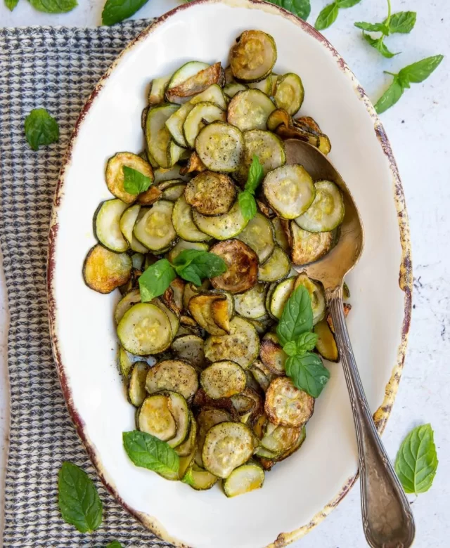 Dans la série “on cuisine les légumes”, j’appelle la Courgette !

Les courgettes en été, on adore ! Si vous en avez beaucoup ou tellement dans votre potager et vous ne savez plus quoi en faire, cette recette de courgettes sautées tirée de la cucina povera est pour vous car les courgettes “fondent” à la cuisson et il n’y en a jamais assez . C’est bien dommage car j’aime avoir des petits restes et en mettre par exemple dans un sandwich avec du houmous, des tomates séchées et de la roquette, un vrai délice !! C’est une recette extrêmement simple et rapide, qui ne demande pratiquement aucun autre ingrédient. Sel, huile et un peu de menthe pour parfumer le tout ! 

La recette est sur le blog ! 

Belle semaine,
Stéphanie 🌱🌱

#lundivert
#veggieitalie
#veganfacile #courgette #legumesfaciles #mangersimplement #mangersansviande #vegan #cucinapovera