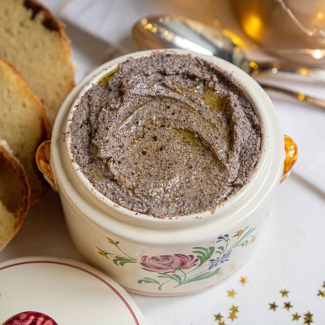 Plus que quelques jours avant Noël, il est temps de préparer votre terrine ! Incontournable si vous optez pour un menu traditionnel, cette terrine est une délicieuse alternative au foie gras. On pense souvent que notre consommation de fois gras une fois dans l'année ne changera rien, mais justement ça change tout car 80% du foie gras est consommé à Noël ! Noël est une fête religieuse, mais aussi un moment pour être en famille, un moment de paix, de joie et de rassemblement, il serait temps de ne plus torturer des animaux pour notre petit plaisir ! 🙏

La recette est sur le blog, utilisez les index et la petite loupe 🔍 pour rechercher facilement toutes les recettes ! 

Courage à tous pour ce week-end riche en préparatifs ! 
Stéphanie 🌸 

#vegan #noelvegan #fetesvegan #pasdefoiegras #noelsanscruaute #noelvegetal #terrine